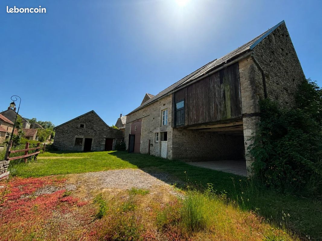 Maison 1 pièce 292 m² · à Missery · 292 m² · 59 000 €