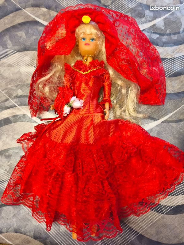 Poupée vintage en robe rouge - France