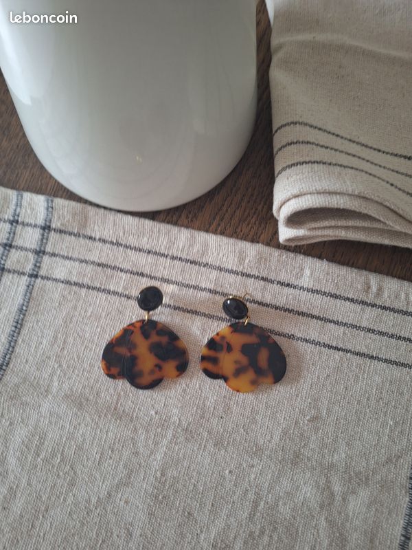 Boucles acier doré et résine (image 2)