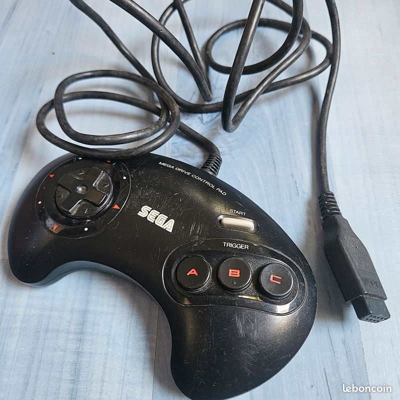 Manette Officielle Sega Megadrive/Genesis - Fonctionnelle Mais En Mauvais État Cosmétique
