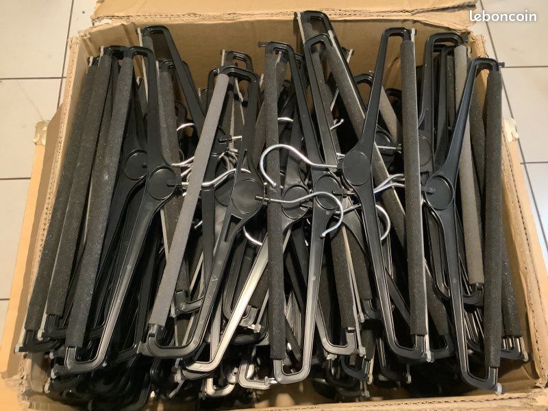 LOT 100 à 150 CINTRES EN PLASTIQUE POUR PANTALON PLIÉ, ÉTAT NEUF (image 1)