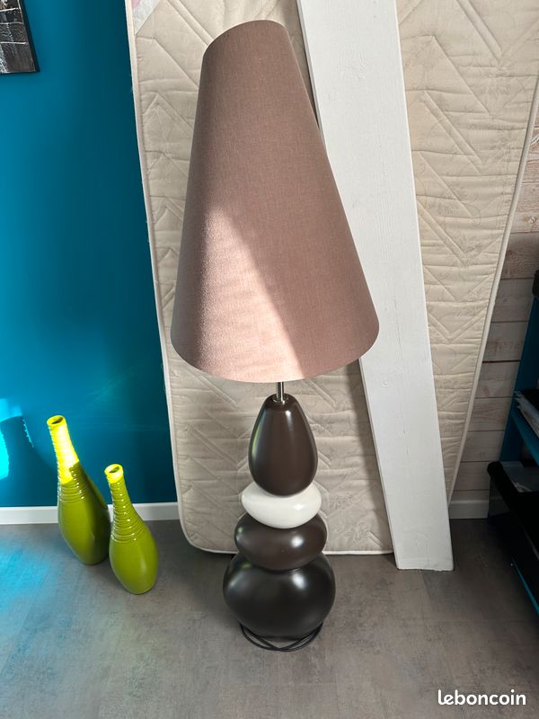 Lampe sur pied de salon - marron et beige forme de galets empilés (image 3)