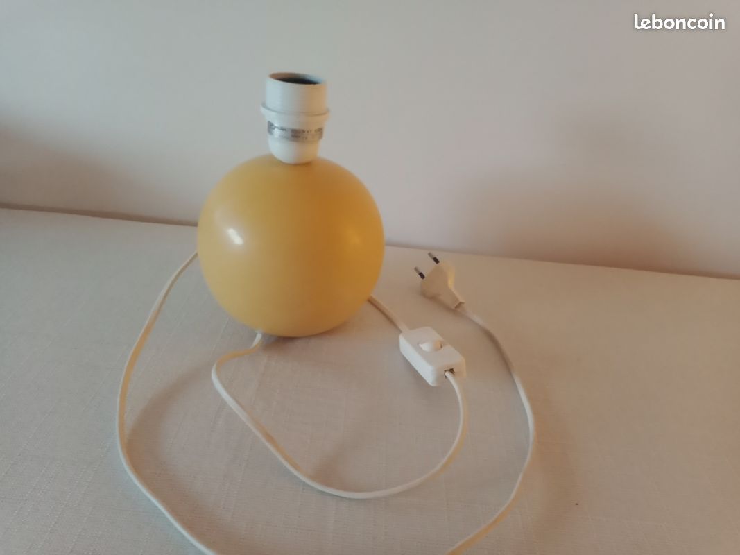 Pied de lampe boule jaune (image 2)