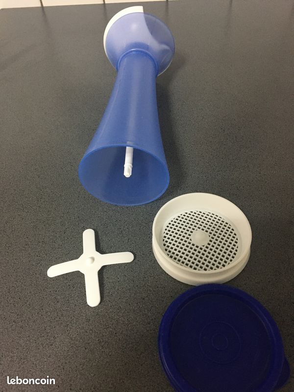 TUPPERWARE Tamis Sucre Glace Bleu Blanc 7410 TUPPERWARE Tamis Sucre Glace Bleu Blanc 7410