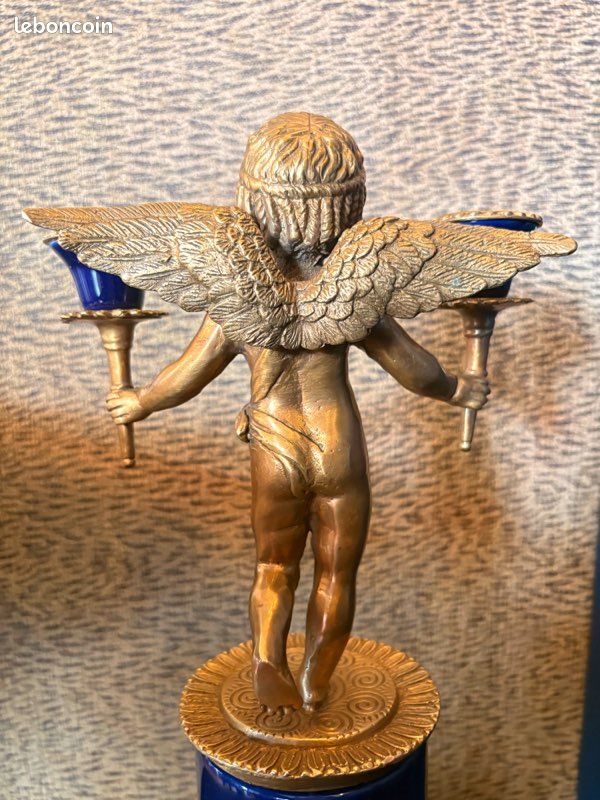 Paire de bougeoirs anciens aux chérubins ailés - Bronze et porcelaine bleu cobalt (image 4)