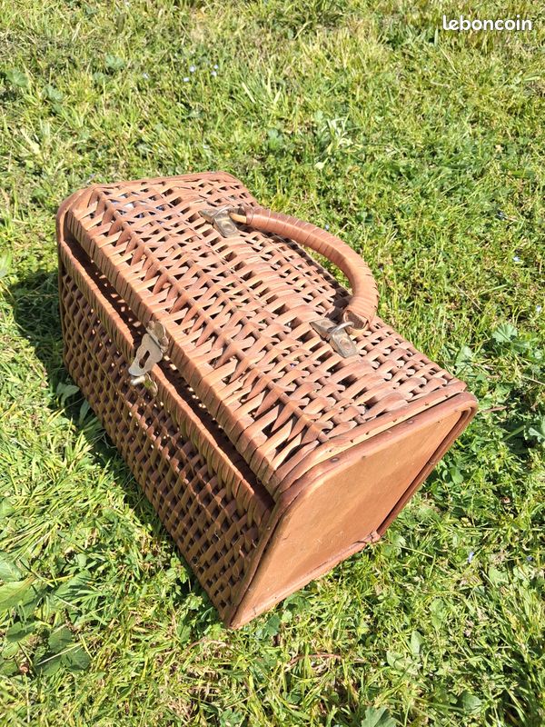 Grande valise vintage en rotin et osier naturel tressé. 46x32 cm, H19 Grande valise vintage en rotin et osier naturel tressé. 46x32 cm, H19