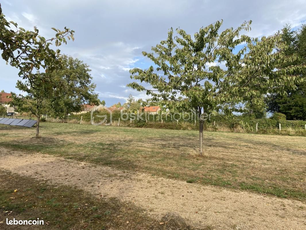 Terrain 3318 m² · à Saint-Léger-Vauban · 44 800 €