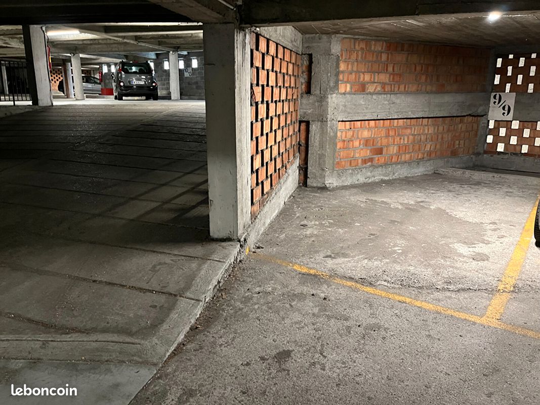 Parking/box LILLE · 83 €/mois