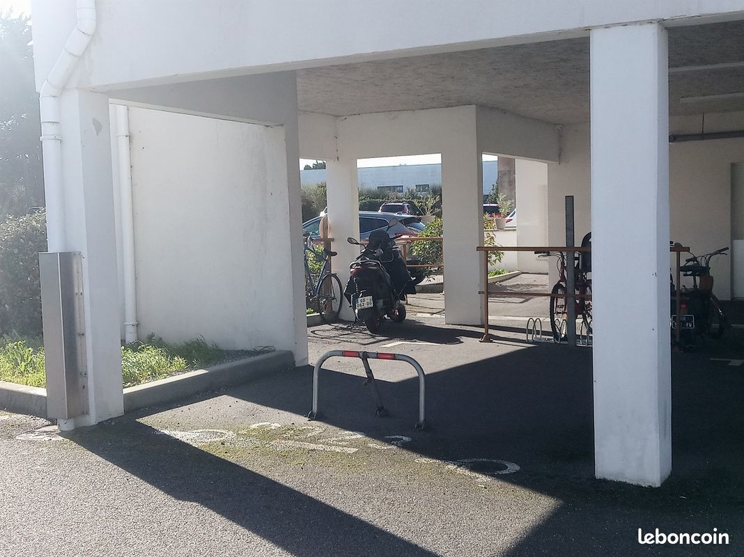 Parking ext Couvert / Sécurisé par barrière avec bip · aux Sables-d'Olonne · 65 €/mois
