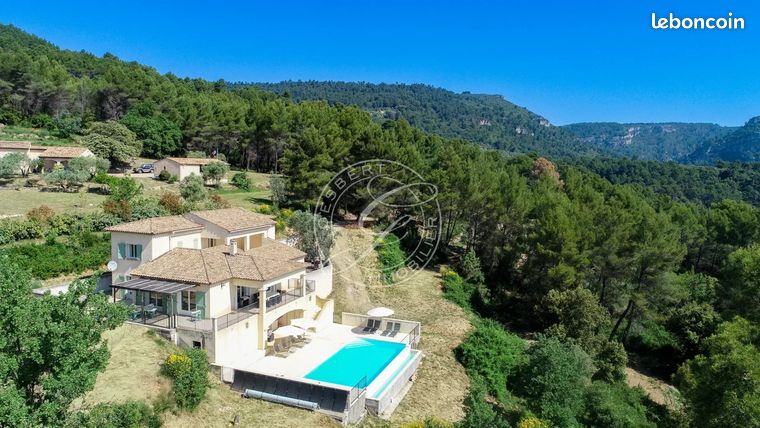 Propriété 5 pièces 213 m²