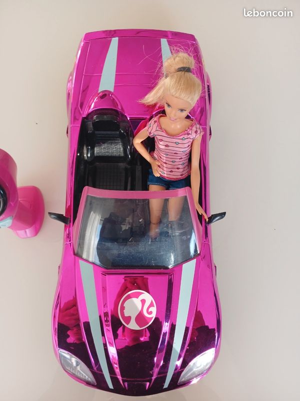 BladeZ Toyz Barbie Dream Car, auto telecomandata rosa per bambini, funzione RC 2,4 GHz con luci, adatta a due bambole Barbie, giocattolo con licenza, 38,1 cm
