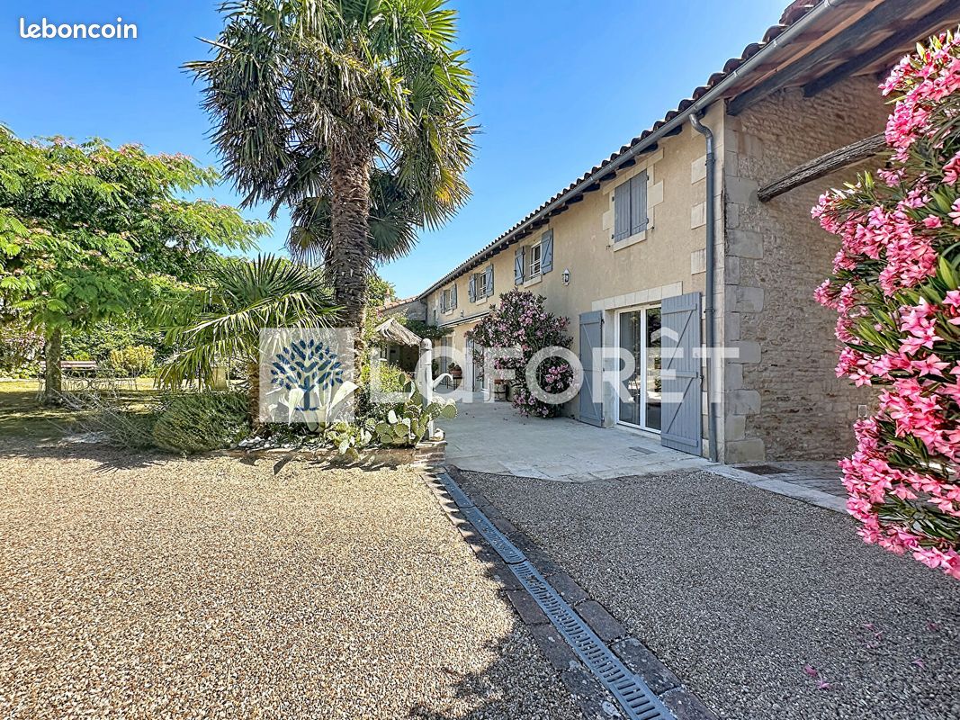 Maison 7 pièces 169 m² · à Angliers · 169 m² · 250 540 €