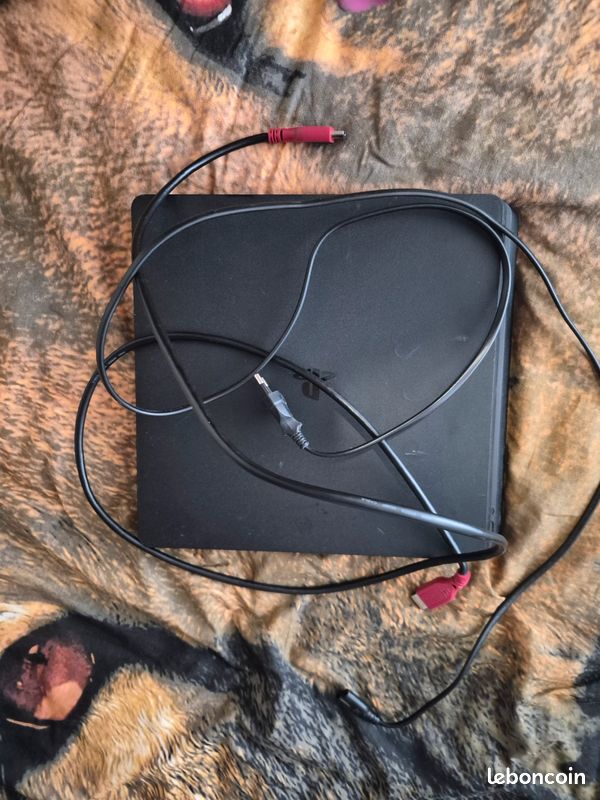 Vends PlayStation 4 avec 4 manettes et le chargeur + le porte casque et 2 jeux le tout en TBE (image 2)