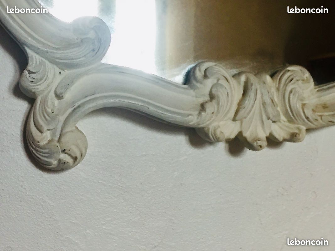 Ancien miroir orné en bois de style Shabby Chic, fronton coquille, finition blanc patiné, modèle du début de XXème siècle (image 6)