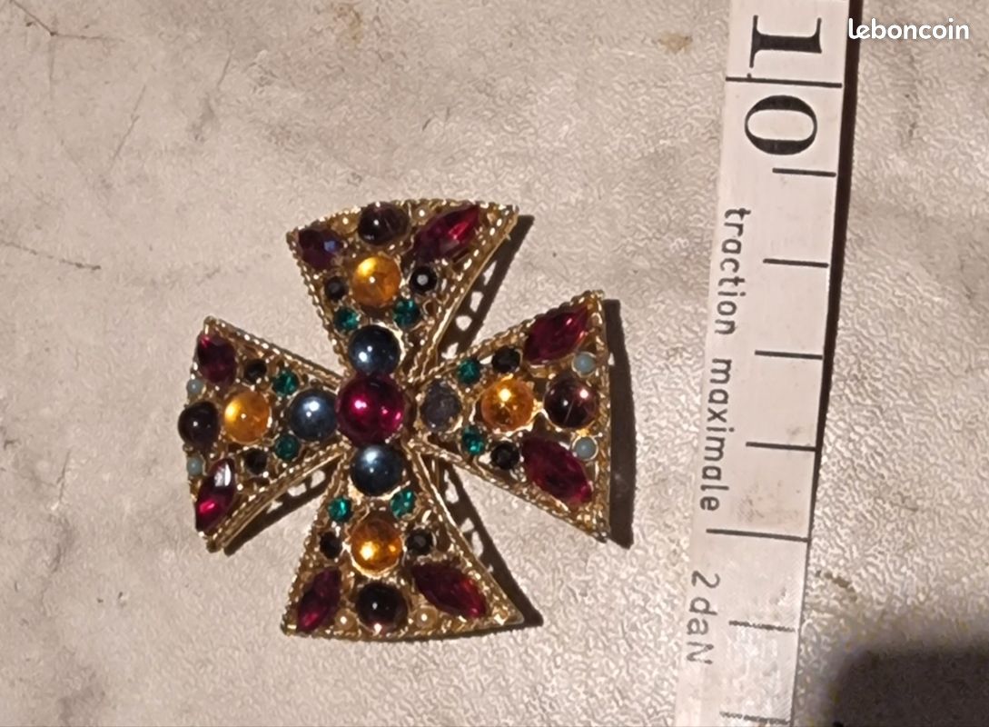 Broche vintage en forme de croix de Malte dorée ornée de cabochons et de strass colorés, manque une pierre (image 1)