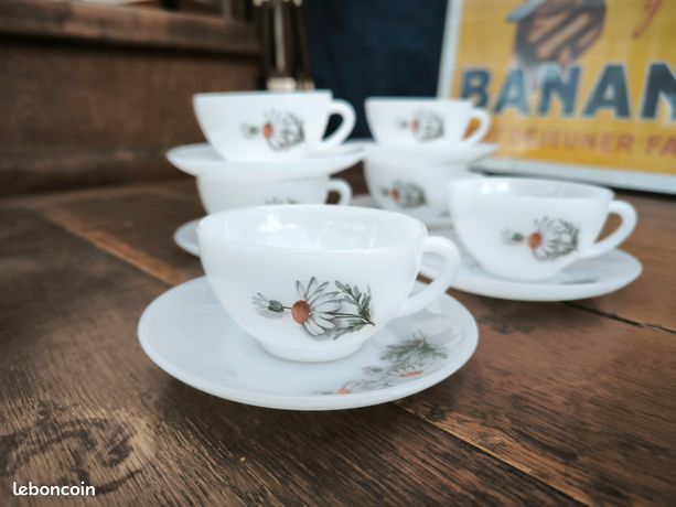 Grande Cocotte Ronde Arcopal Vintage Années 70 – Motif Fleuri Blanc
