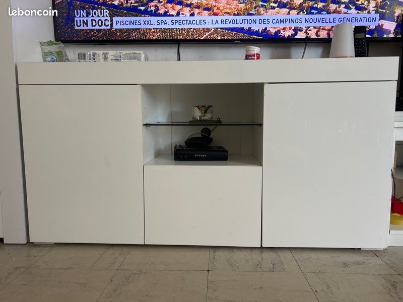 Meuble tv blanc avec plusieurs espaces de rangement et une partie centrale ouverte avec étagère en verre (image 1)