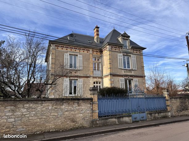 Maison 10 pièces 240 m²