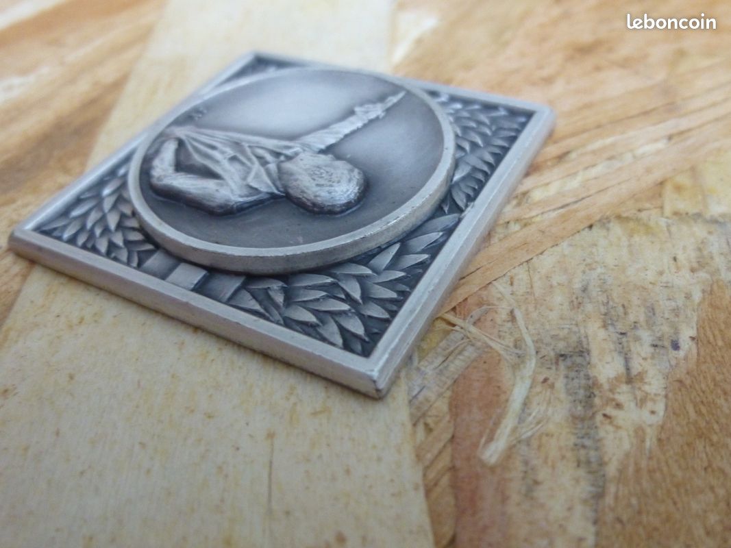 Jeanne d'Arc, médaille-broche en or, France, fin XIXème. (D'occasion) à