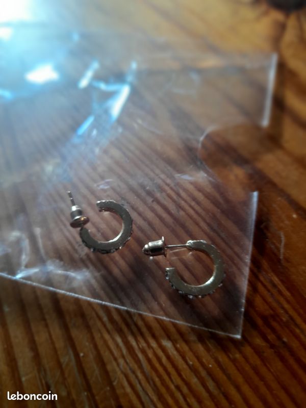 Une paire de très jolie anneau boucle d'oreille plaqué or et pierres grises finement ciselés (image 2)