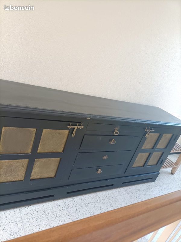 Un buffet en bois (image 1)