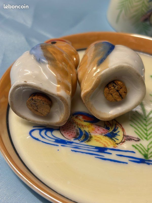Ensemble vintage en porcelaine du Japon comprend un petit plateau rond, deux coquetiers peints de motifs d'oiseaux et deux salière, poivrière assorties en forme de petits oiseaux (image 5)