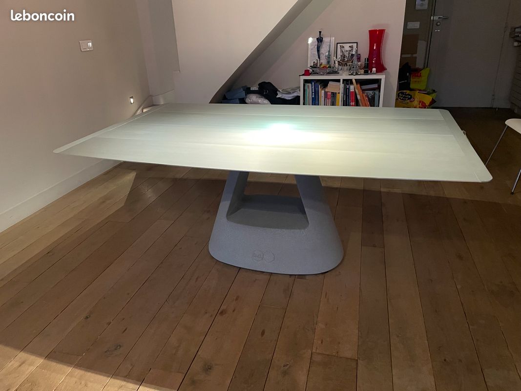 Table à manger Design ALu et pied ciment (bd Barcelona) (image 1)