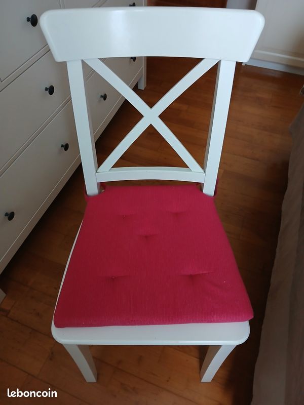 Chaise blanche avec coussin ikea (image 1)