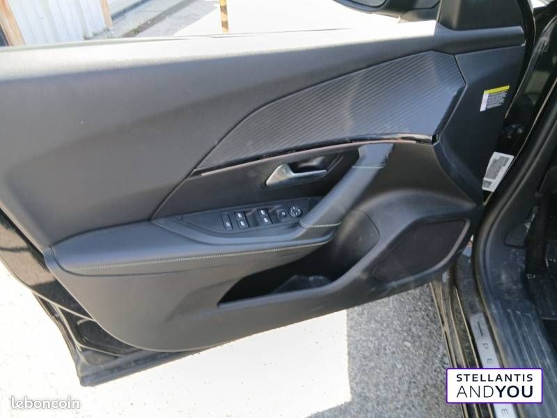 Peugeot 2008 PureTech 130 S&S EAT8 GT (image 13)