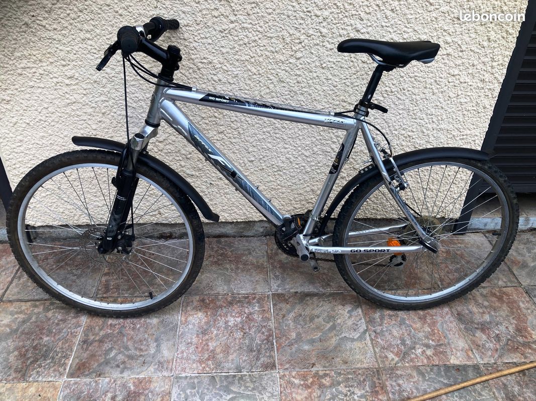 VTT GO SPORT TAILLE L-TOUT ALUMINIUM-ULTRA LEGER MIXTE POUR 1M65 à1M85-ROUES 26Pouces-FREIN à DISQUE AVANT-21 Vitesses-SUSPENTION AVANT CONFORT-lumières LEEDS NEUVES-GARDE DE BOUE-révisé par mes soins (image 1)