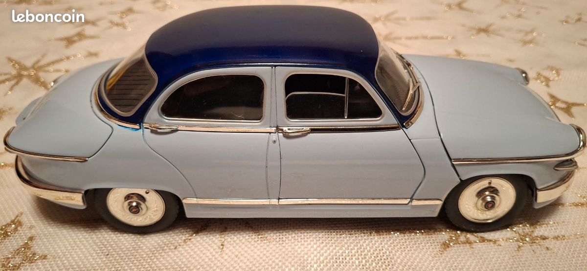 PANHARD PL 17 Tigre verte (toit noir) - a photo on