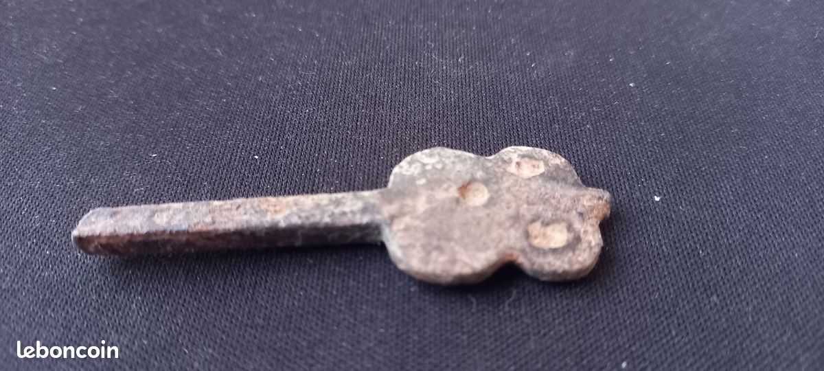 Ancienne Petite Clé De Montre à Gousset - Pendentif Argenté - Pour Restauration - Occasion