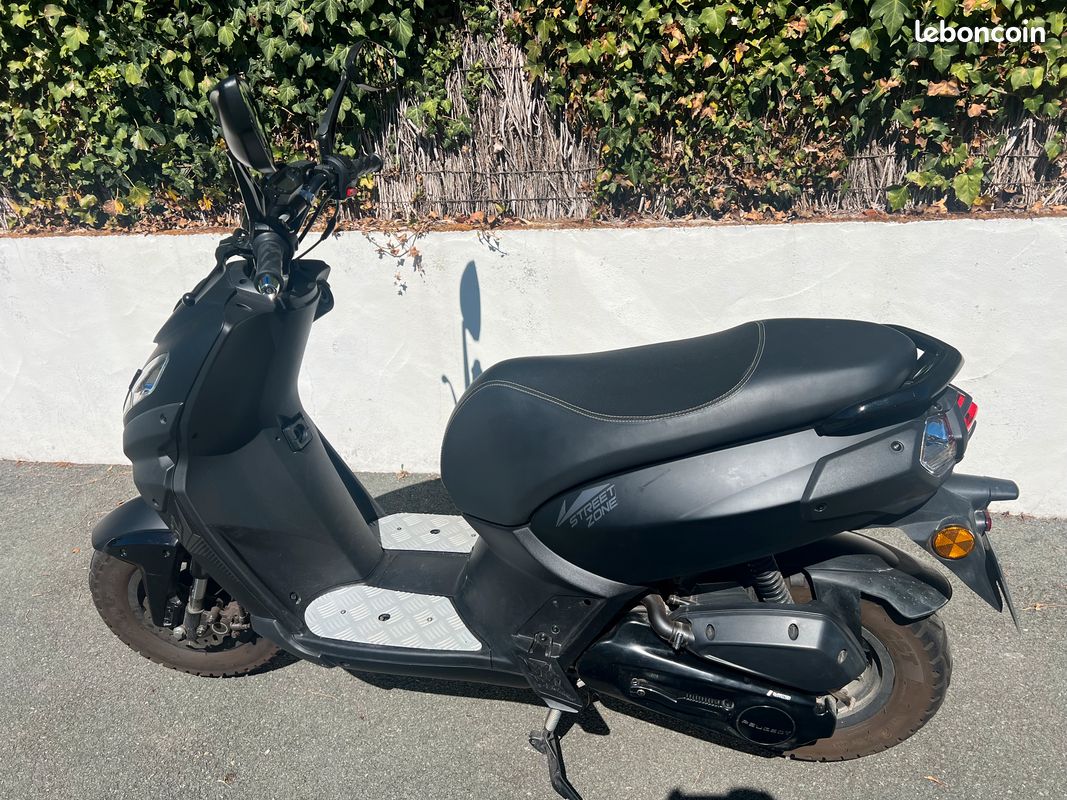 Scooter noir Streetzone 4T Peugeot (image 1)