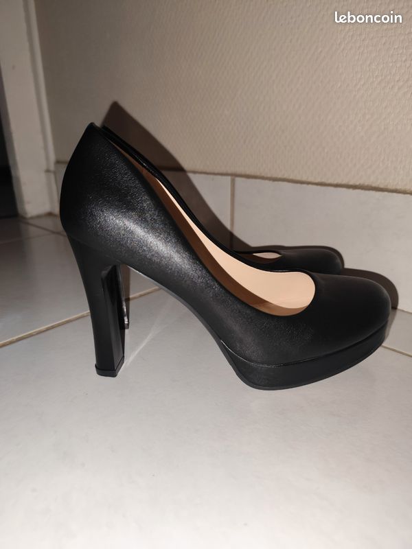 Escarpins Noirs à Talons Aiguilles Christian Siriano – Taille 37.5 (UK 4.5) – Neuf Avec Boîte