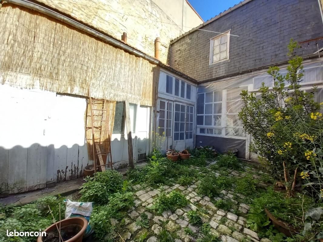 Local commercial 130 m² · à Rochefort · 130 m² · 130 000 €