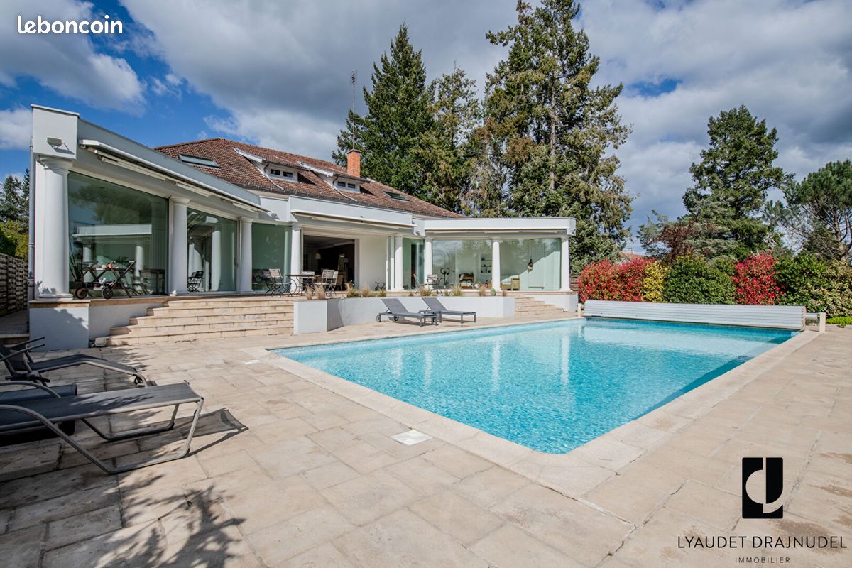 Maison 10 pièces 360 m² · à Riorges · 360 m² · 649 000 €