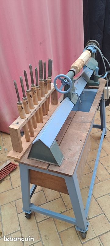 Tour à bois avec outillage (image 1)