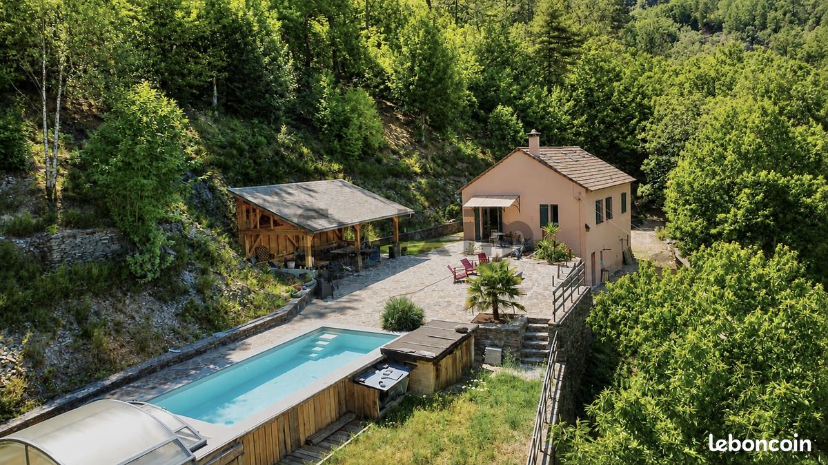 Maison 6 pièces 100 m² · à Saint-Étienne-Vallée-Française · 100 m² · 310 000 €