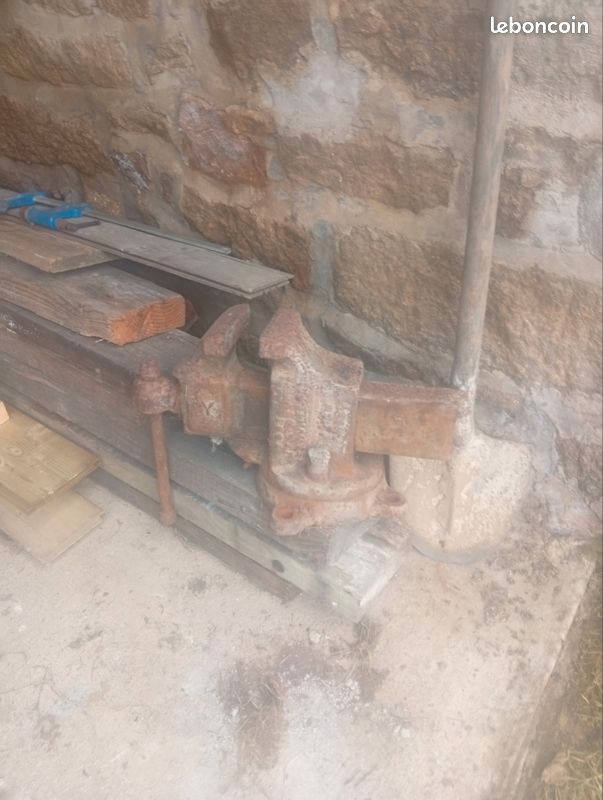Gros étau ancien d’établi fonctionnel – base tournante (image 2)