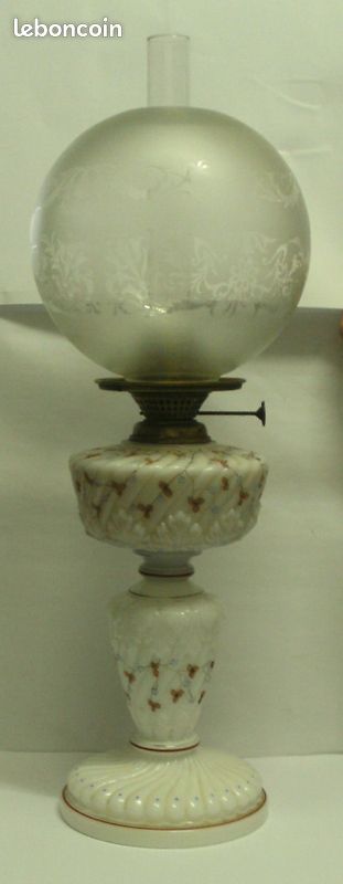 Lampe à pétrole en Opaline blanche à décor fleuri (image 1)