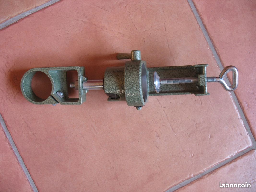 Serre joint en tube (image 1)