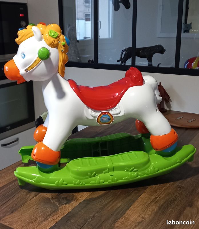 Cheval à bascule Pegas beige avec siège et roulettes Cheval à bascule Pegas beige avec siège et roulettes