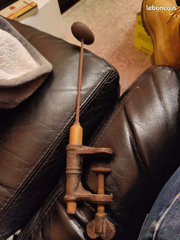 Outil ancien avec prise etau (image 1)