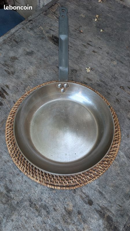 Poêle Marque De Buyer 28cm en pure fonte (image 1)