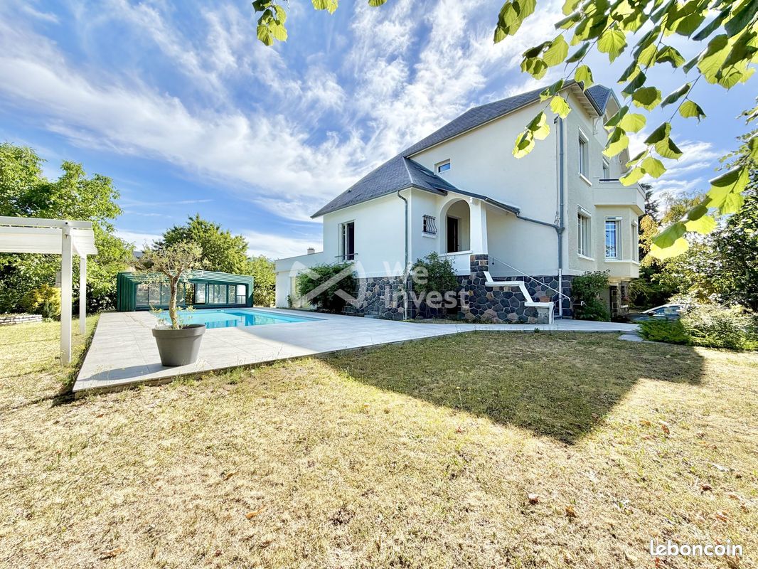 Maison 10 pièces 275 m² · à Mozac · 275 m² · 730 000 €