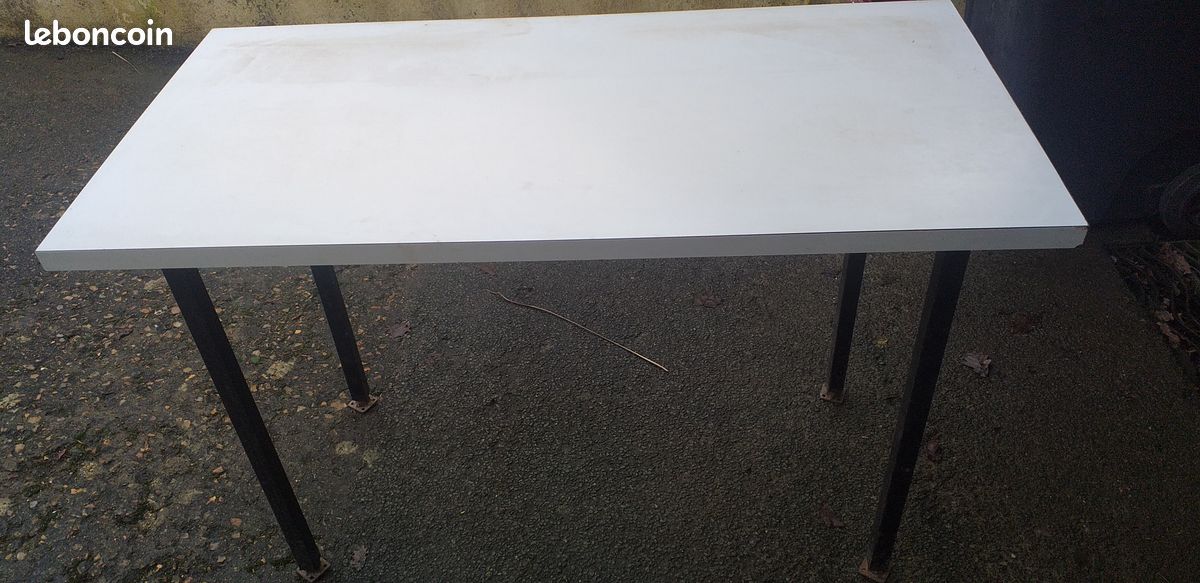 Table en bois dessus formica pieds en fer (image 3)
