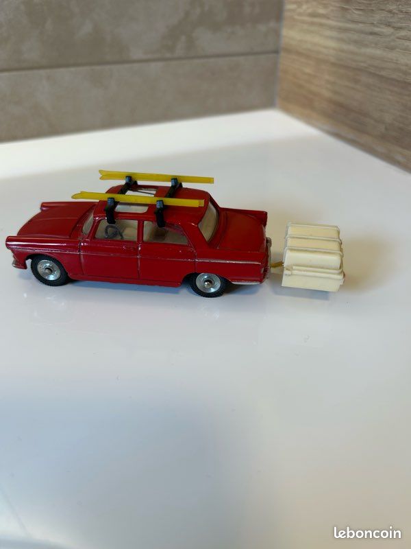 DINKY TOYS ANCIEN PEUGEOT 404 1/43è 1965 REF 536 BON ÉTAT