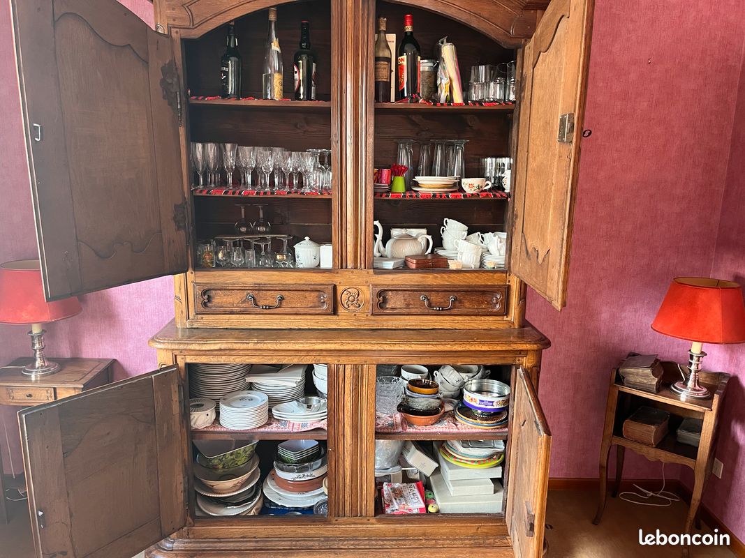 Armoire chapeau de gendarme fin XVIIIe en noyer - Antiquités et meubles