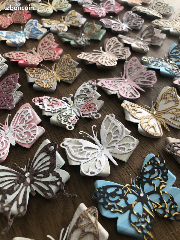 Lot de 50 décoration papillon en papier cartonné multicolore (image 1)
