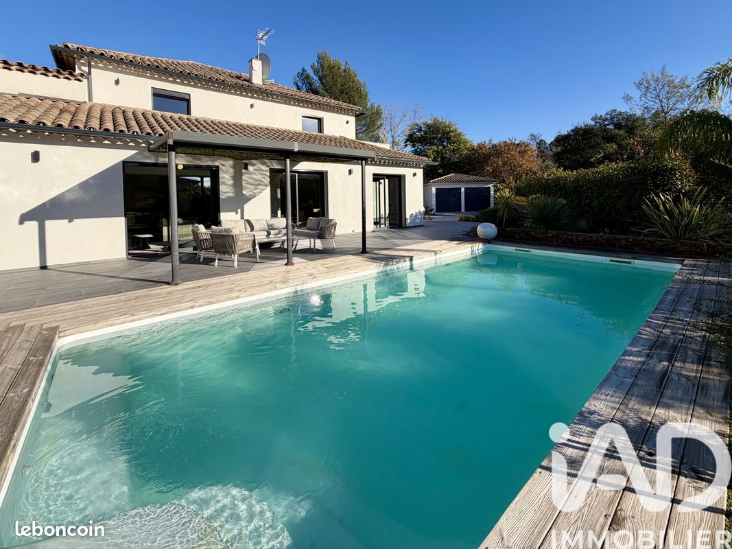 Maison 10 pièces 285 m² · à Roquebrune-sur-Argens · 285 m² · 880 000 €